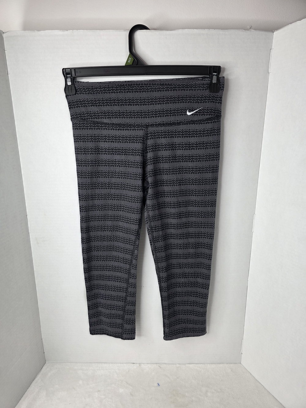 Nike Womans Gray Patterned Athletic Capri Leggings